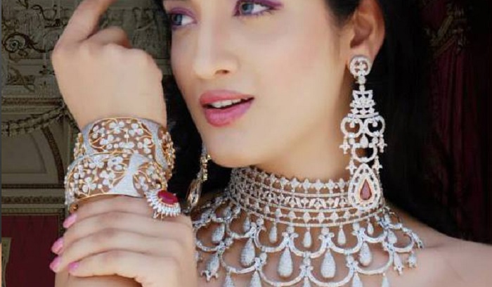 Photo Credit: http://clothingandjewelry.blogspot.in/2013/07/heavy-bridal-diamond-necklace-designs.html